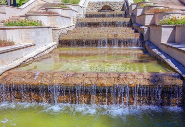 merdiven ve cascades ile Çeşme