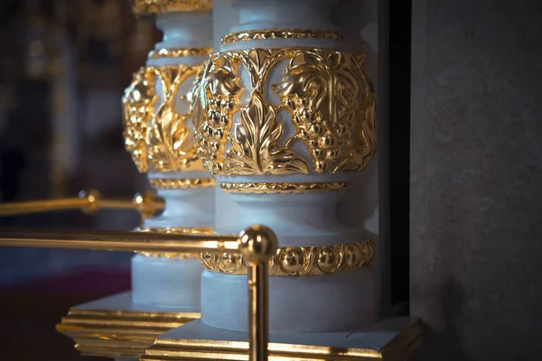 Kilisenin içinde sütunlar