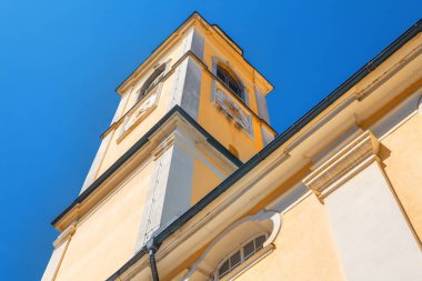 Mavi gökyüzü karşı İtalyan Katolik çan kulesi