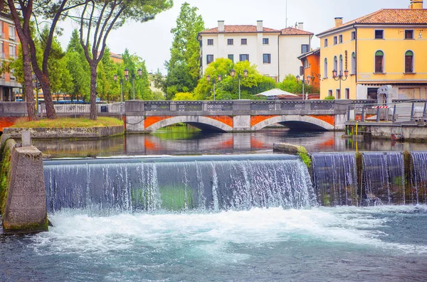 Canal Água Com Cascatas — Fotografia de Stock