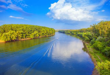 mavi Nehri üzerinde tekne