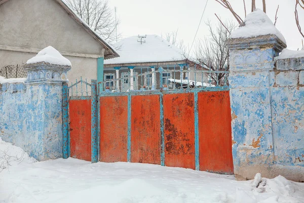 冬に金属ゲートが古い家 — ストック写真
