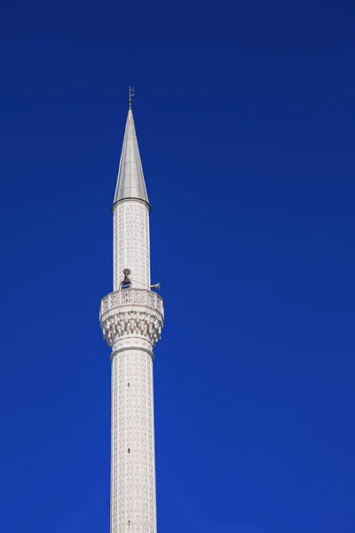 Белая Башня Мечети Против Голубого Неба — стоковое фото