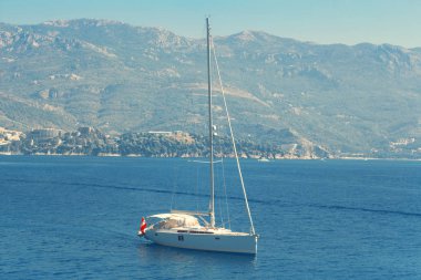 Körfezde modern yat