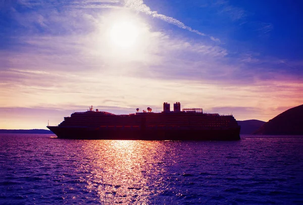 Cruise Liner Het Zonlicht — Stockfoto