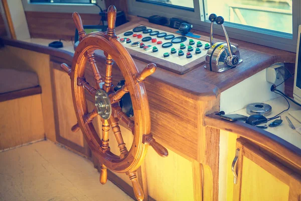 Dentro Cabine Capitão Com Volante — Fotografia de Stock