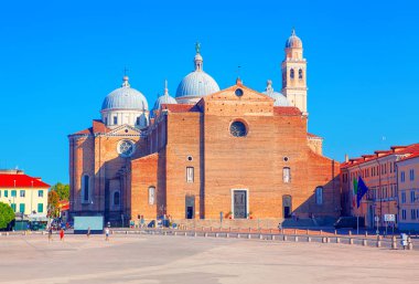 Kurumlu Basilica of Saint Anthony, Padua'nın Roma Katolik kilisesidir 