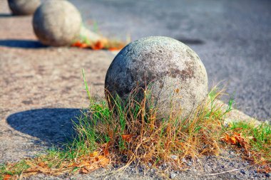 bir kaldırım taş topa
