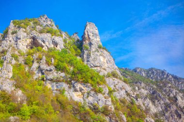 mavi gökyüzü gri dağ tepe 