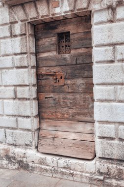 Eski ahşap kapı eski tuğla duvar