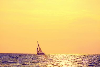 Açık denizde Yelkenli