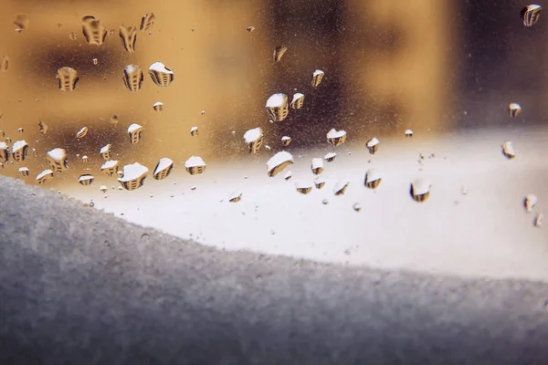 Schnee Und Wassertropfen Auf Dem Fensterglas — Stockfoto