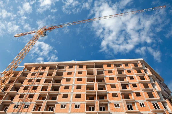 Modern ev inşaat çalışma vinç ile