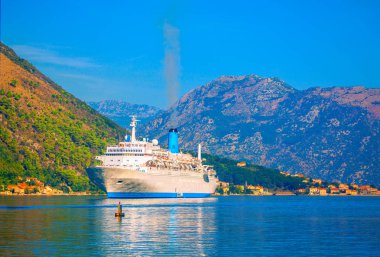 büyük beyaz cruise liner Kotor Bay 