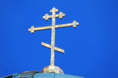 Mavi gökyüzü arkaplanında çapraz