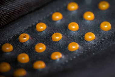 siyah arka plan üzerine soyut sarı sivilce