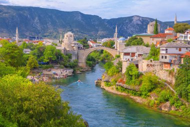 Mostar Şehir ve ünlü köprü görünümü 