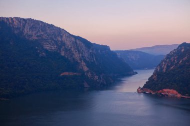 Tuna Nehri, Cazanele Dunarii manzara toplayan sabah 