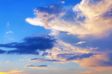  bulutların üstünde mavi gökyüzü günbatımı 