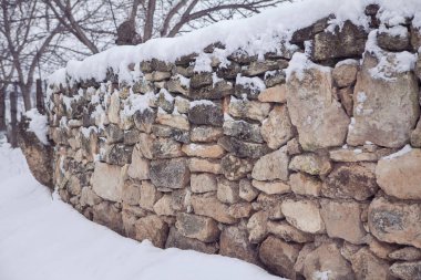 taş çit tarafından kar kaplı