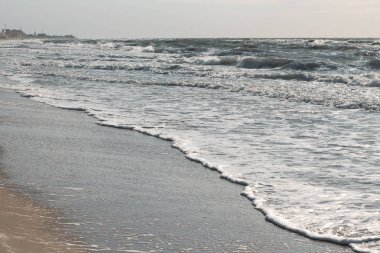 fırtına öncesi dalgalar deniz ile rüzgarlı hava 