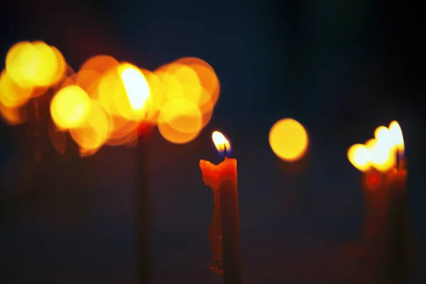 Brinnande Ljus Och Bokeh Inne Kyrkan — Stockfoto