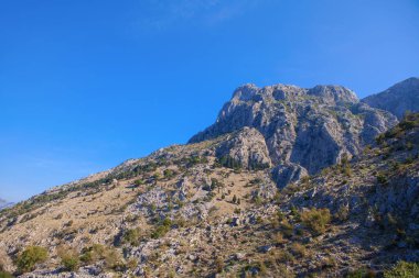 dağ tepe ve mavi gökyüzü