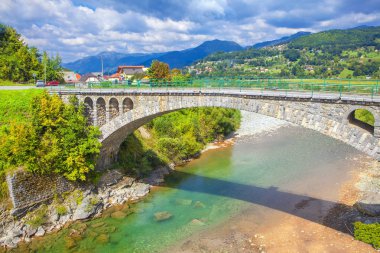 Karadağ'daki geleneksel taş köprü 