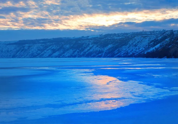 Kış Doğa Donmuş Göl Günbatımı Yansıması Ile — Stok fotoğraf