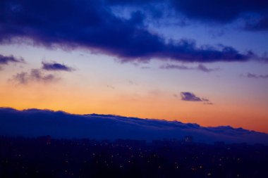 Akşam şehir manzarası