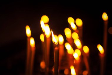 Mumlar kilisede yanıyor.