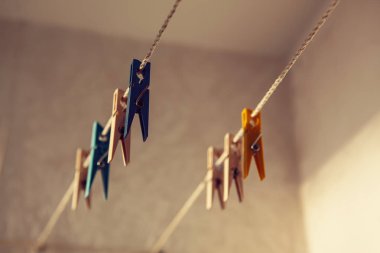 Bir çamaşır hatta giysiler mandal