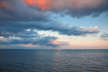 Alçak bulutlar deniz deniz manzara 