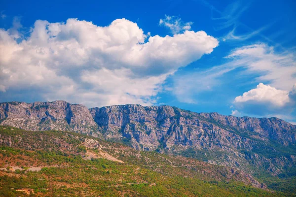 Idylliska Berg Och Sky — Stockfoto