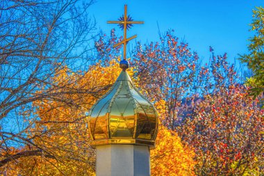 altın kubbe ve haç ve sonbahar  