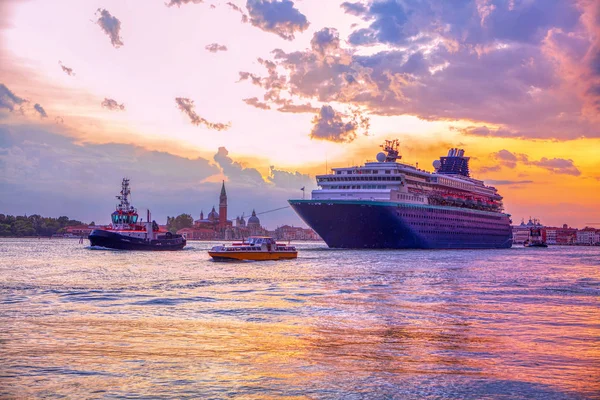 Stort Krydstogtskib Venedig Havn - Stock-foto