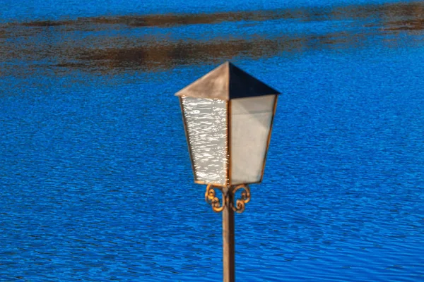 青い川の水に対して街路灯 — ストック写真