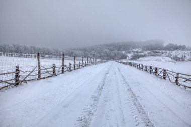 Kış manzarası ile kar ile kaplı köy yolunda