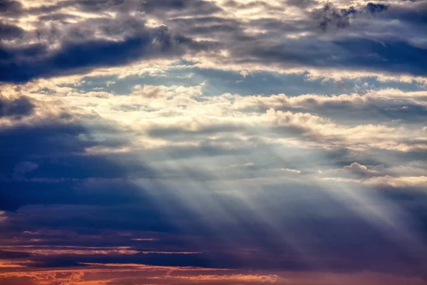 Raios Solares Brilhando Através Das Nuvens — Fotografia de Stock