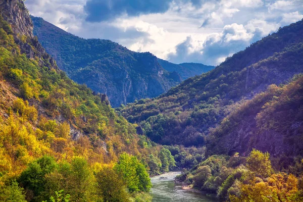 Paisagem Com Rio Entre Montanhas — Fotografia de Stock