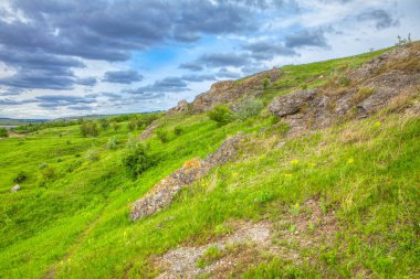 yeşil kayalık tepenin bahar sahne 