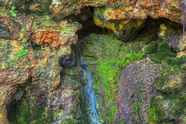 从岩石中流出的天然水 — 图库照片