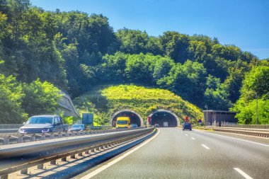 otoyolu tünel girişinde sürüş