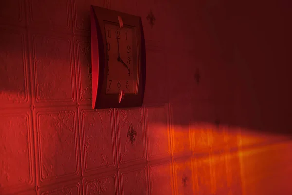 Depressieve Kamer Met Klok Rode Muur — Stockfoto