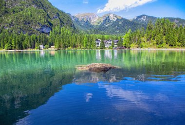 Braies Lake, İtalya'nın yaz görünümü