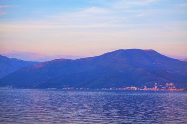 Dağların üzerinden Tivat şehirden uçak çıkartıyor