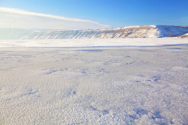 Lago Congelado Colinas Nevadas —  Fotos de Stock