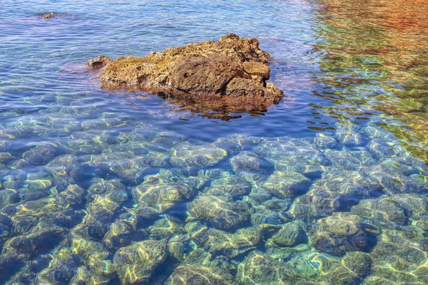 Şeffaf Deniz Suyu Altındaki Taş — Stok fotoğraf