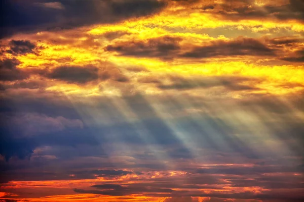 Bel Cielo Con Nuvole Raggi Sole — Foto Stock