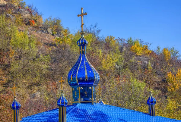 尖塔与蓝色屋顶和十字架在顶部 — 图库照片
